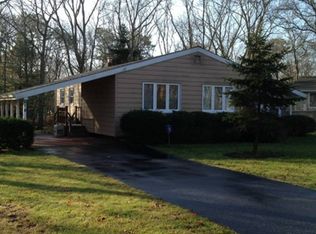 41 Sherwood Rd, Hampton Bays, NY 11946