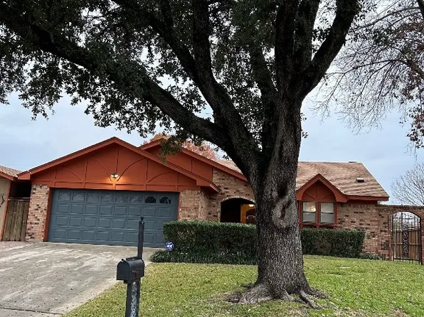 304 Concord Dr, Hurst, TX 76054