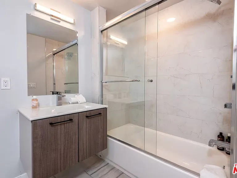 917 S Berendo St #303 — Photo 13