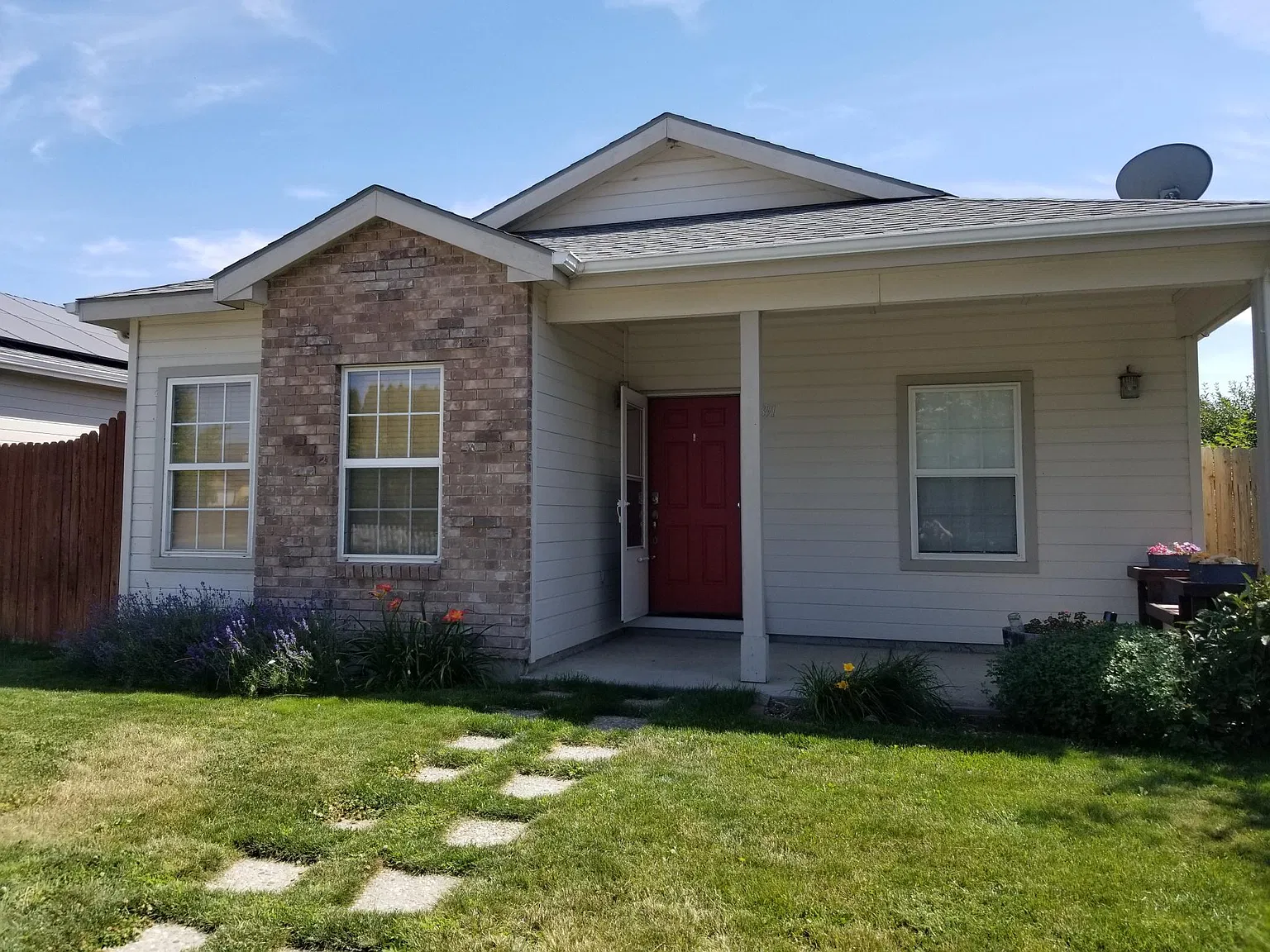 3 bed, 1315 sqft, $2,100 — Photo 2