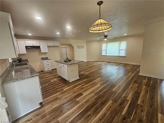3rd image of 218 Hall St