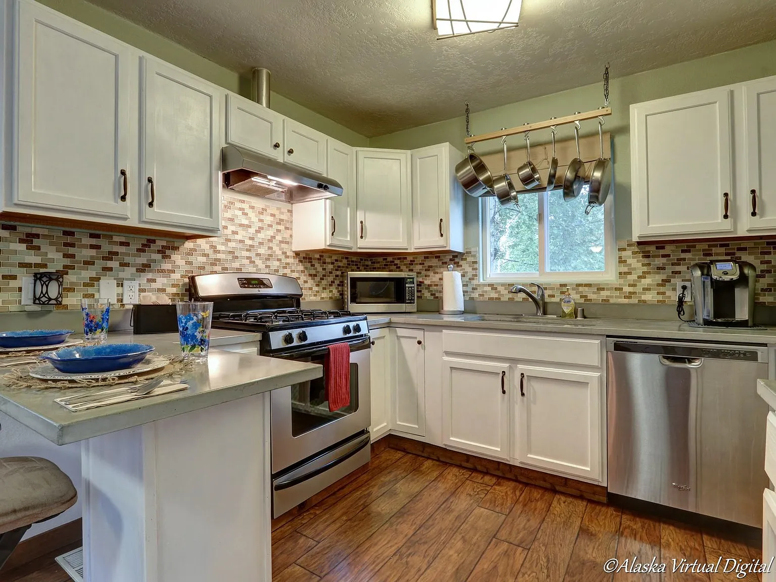2 bed, 1280 sqft, $2,195 — Photo 3