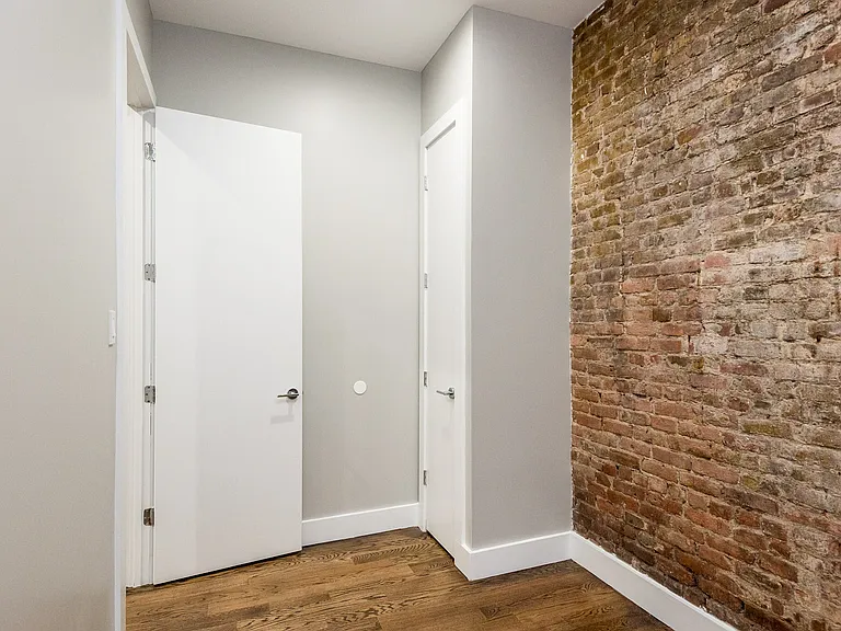 206 Scholes St #27 — Photo 9