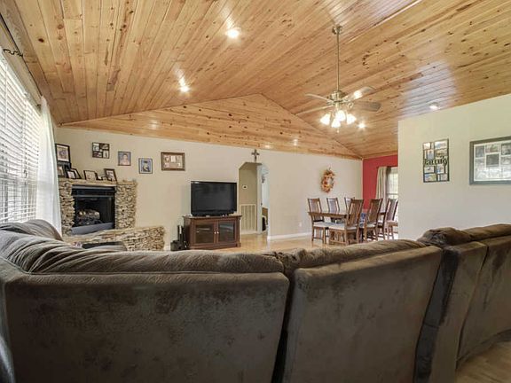 4th image of 132 Hartland Dr