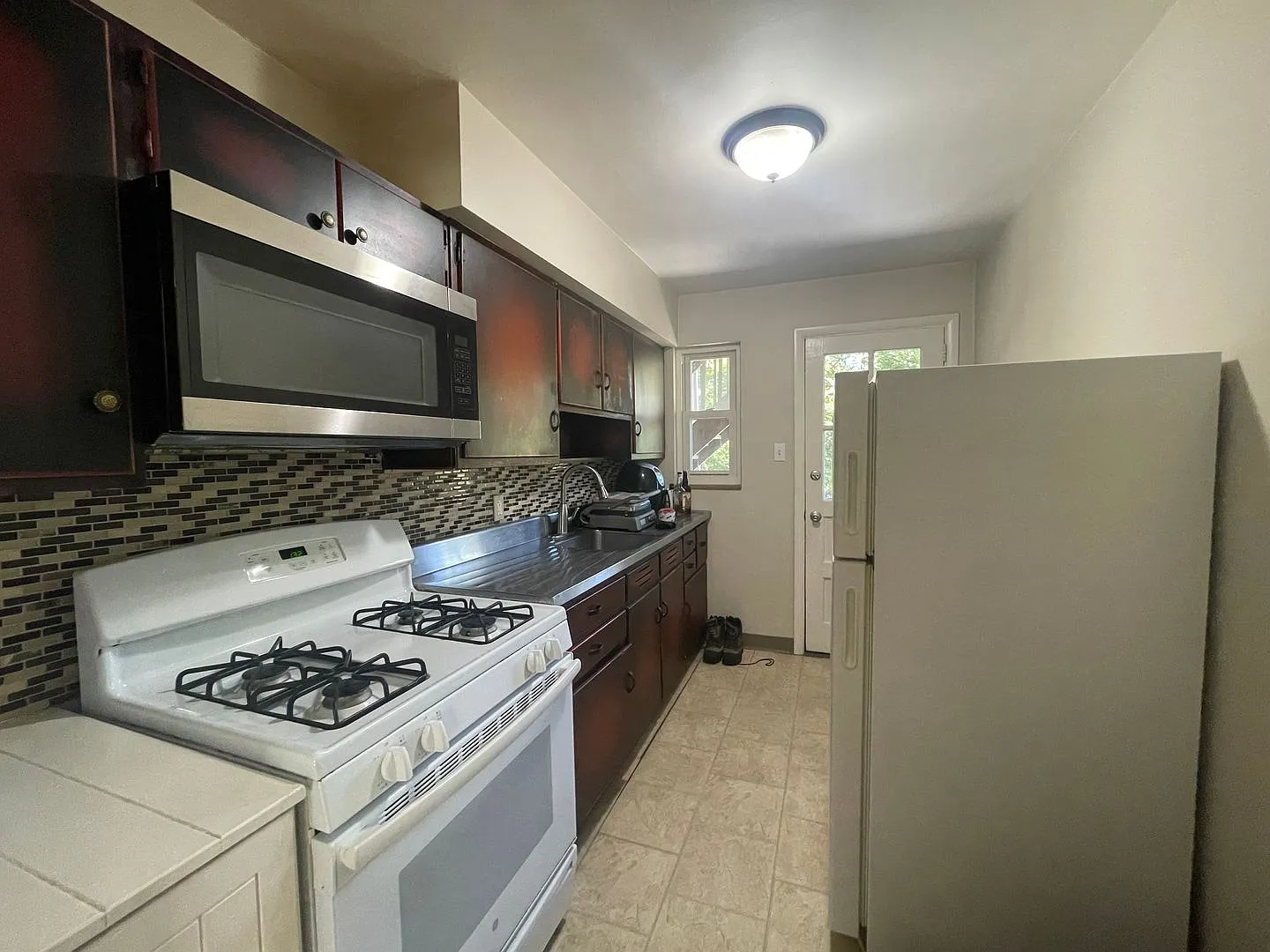 Spacious 1 Bedroom Apartment with Garage Space in the heart of Bellevue! — Photo 4