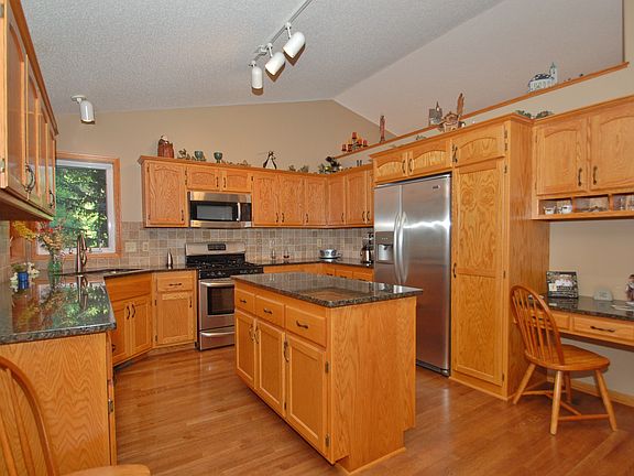 Gorgeous Kitchen w/Granite