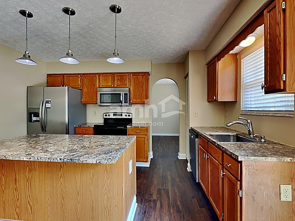 3rd image of 160 Simsbury Ct