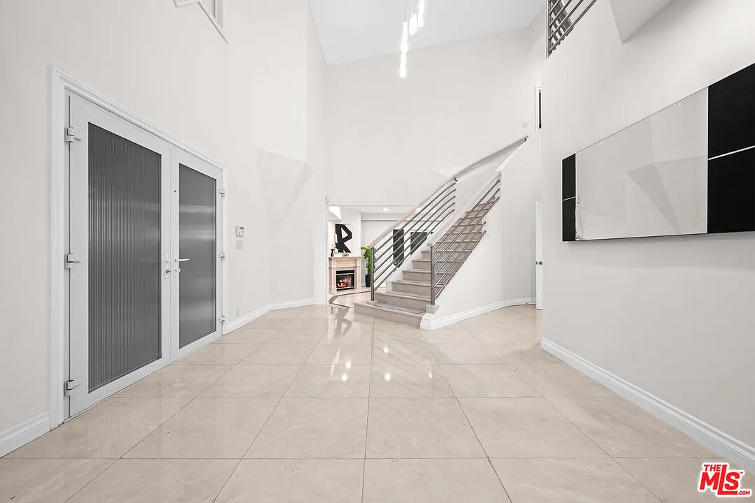 1121 Roberto Lane - 1 — Photo 2