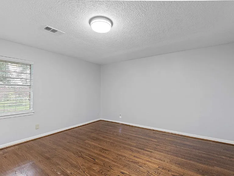 118 E Thornton Rd — Photo 7