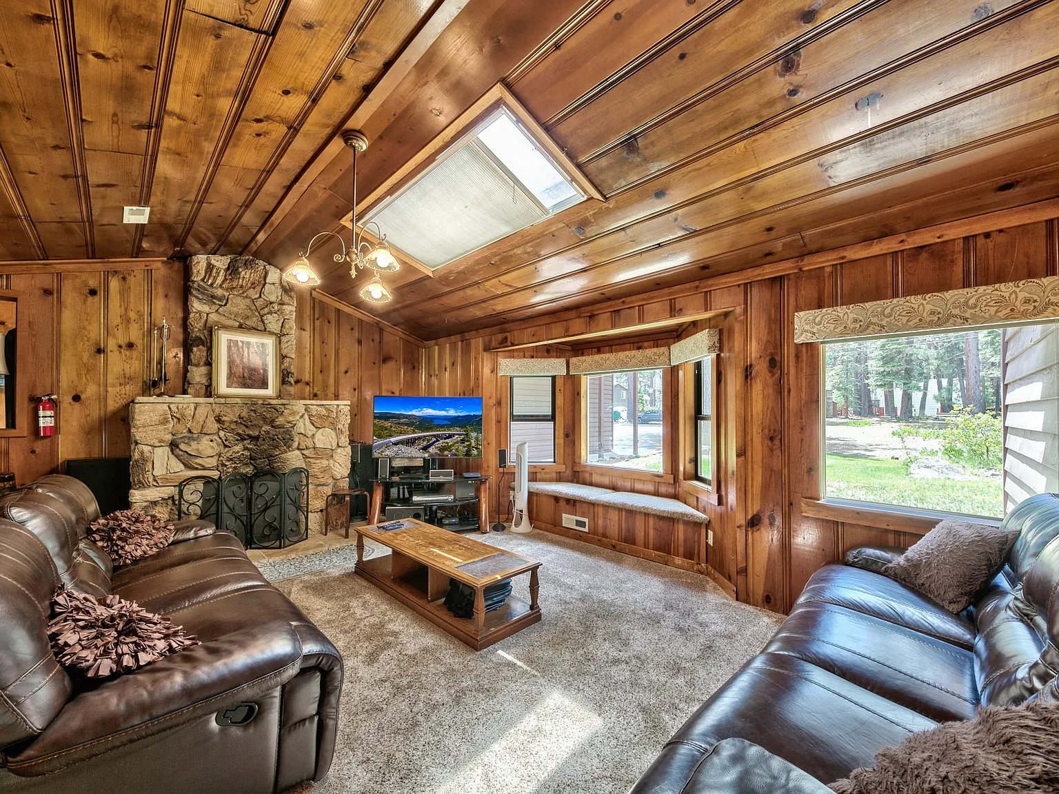 4 bed, 2028 sqft, $5,750 — Photo 4