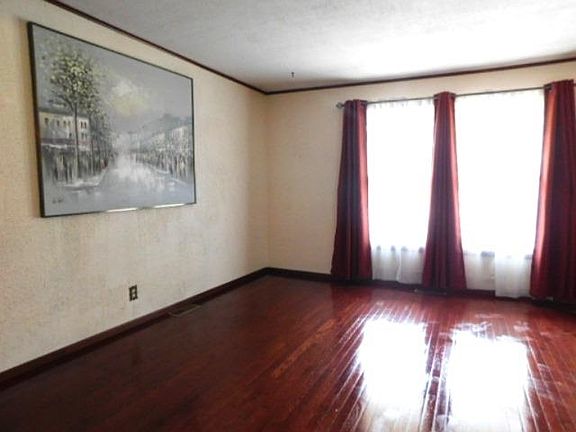 4th image of 113 Queensbury Pl NE
