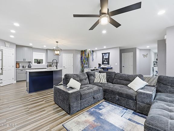 5th image of 127 Rosecroft Drive
