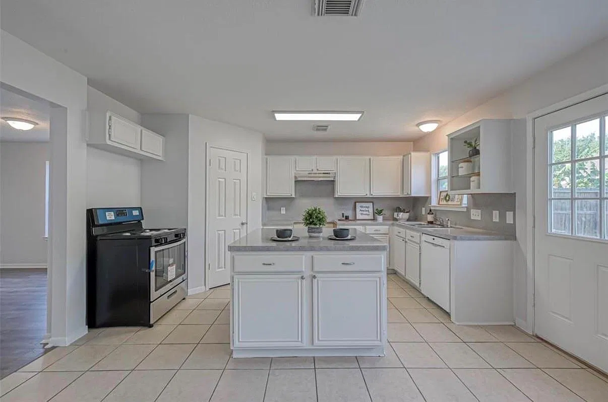 4 bed, 2.5 bath, 2751 sqft, $2,400 — Photo 4