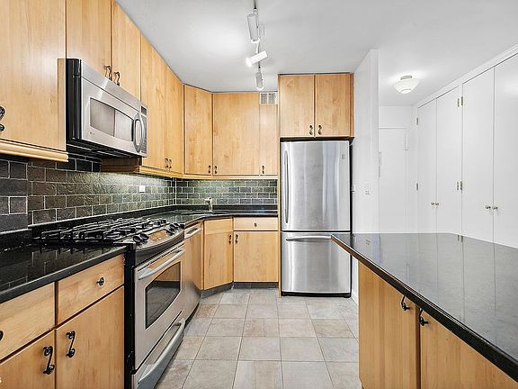 4th image of 15 W 72nd St APT 8A