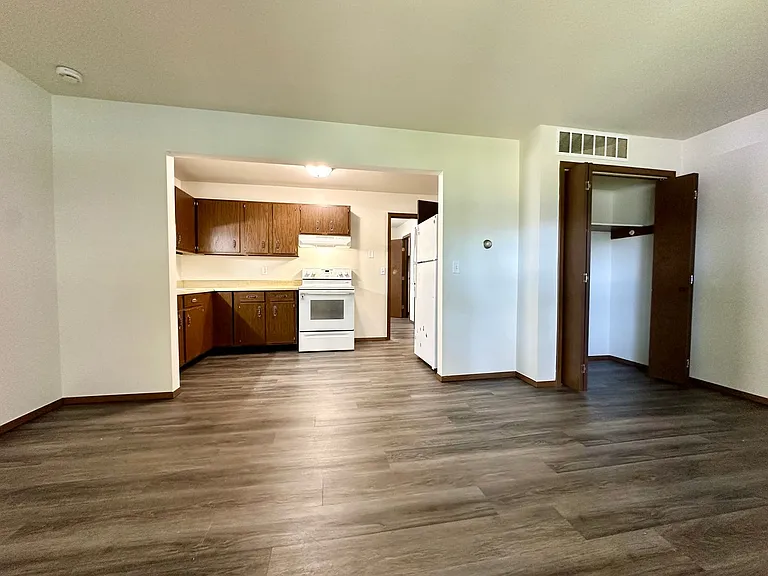 312 S Sawyer St — Photo 2