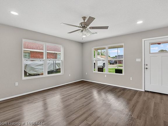 5th image of 822 S 38th St