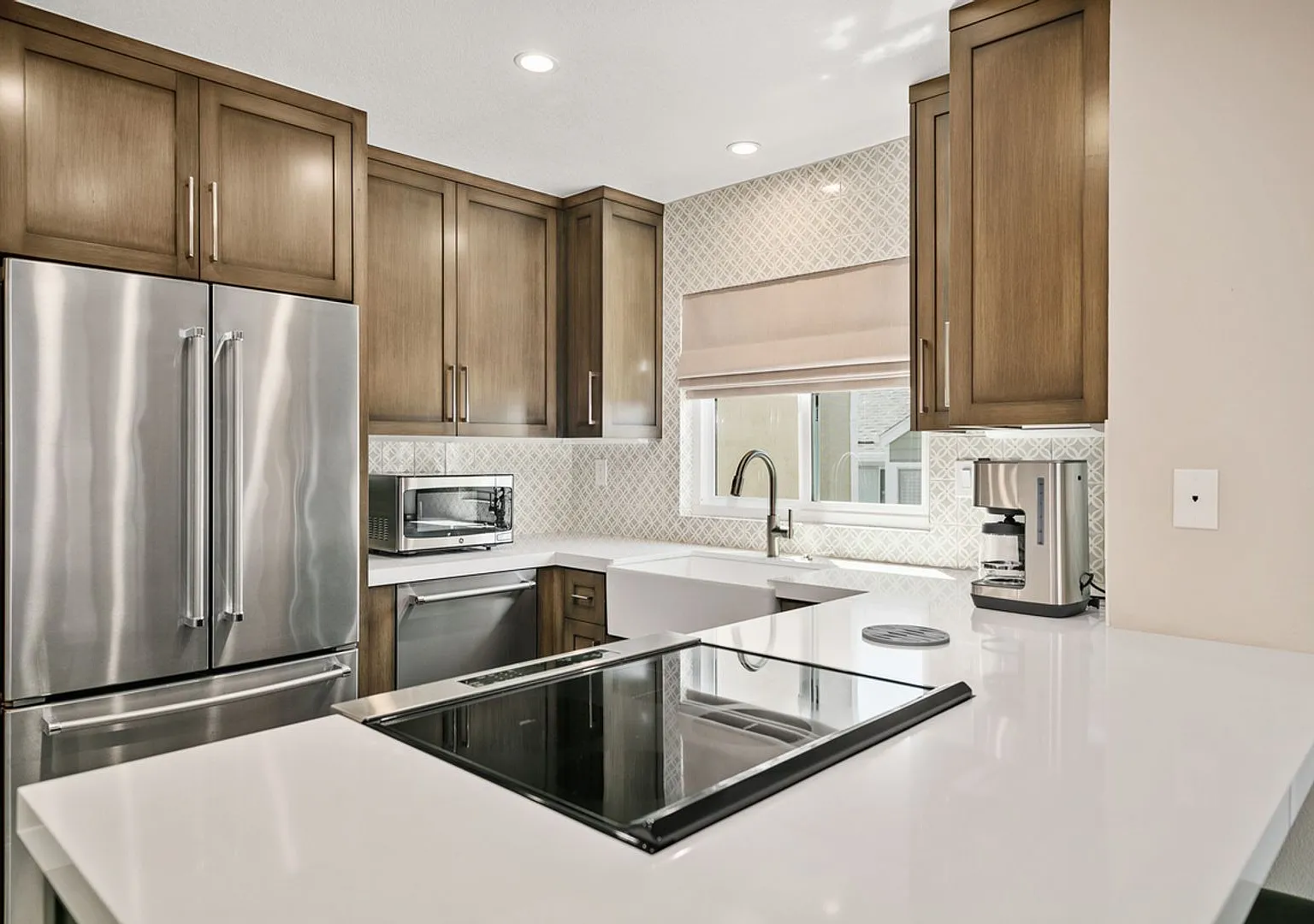 Beautifully Upgraded Furnished Condo Steps From The Beach! — Photo 2