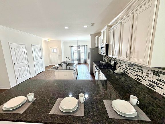 3rd image of 6563 Newbridge Dr