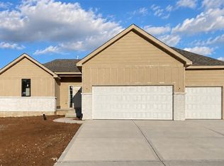 19317 Skyview Ln, Spring Hill, KS 66083