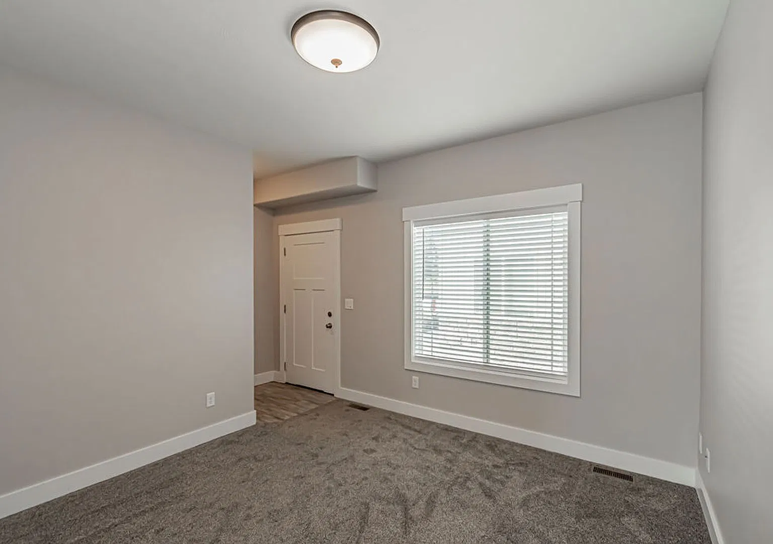 654 S Saturn Ave — Photo 3