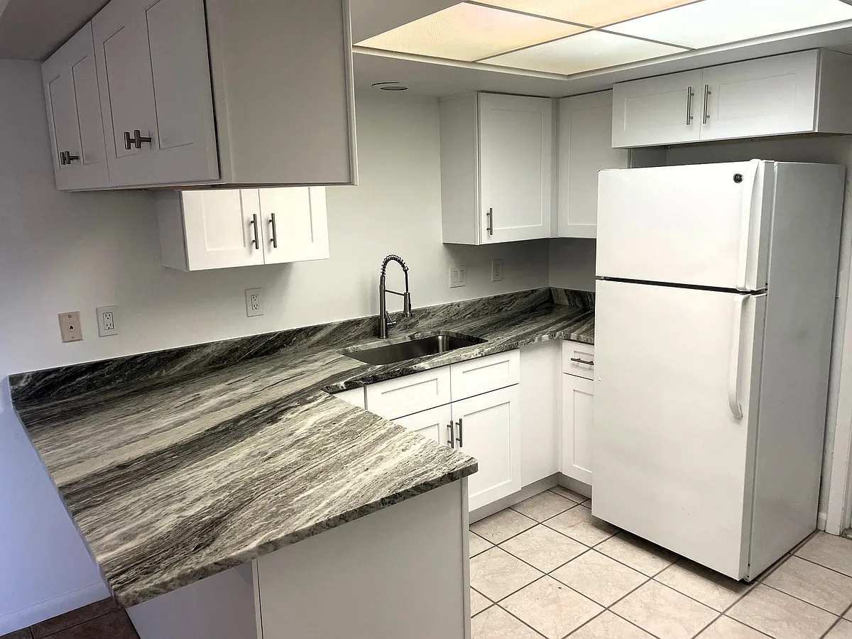 Kitchen - 104 SE 16th Pl #A