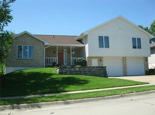 4667 Camelot Dr, Dubuque, IA 52002