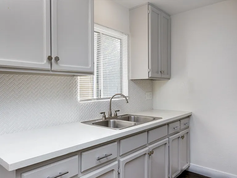 6021 Carlton Way — Photo 21