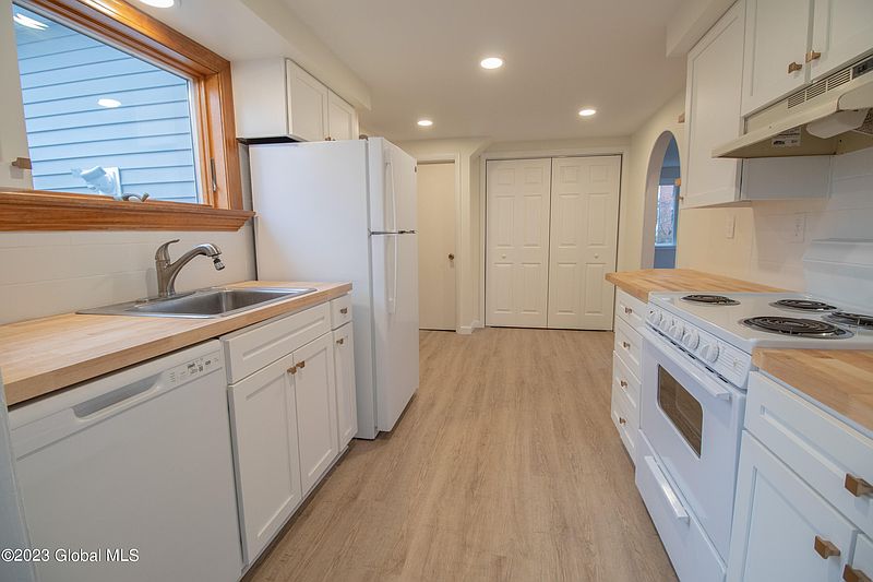 3rd image of 222 Grand Avenue