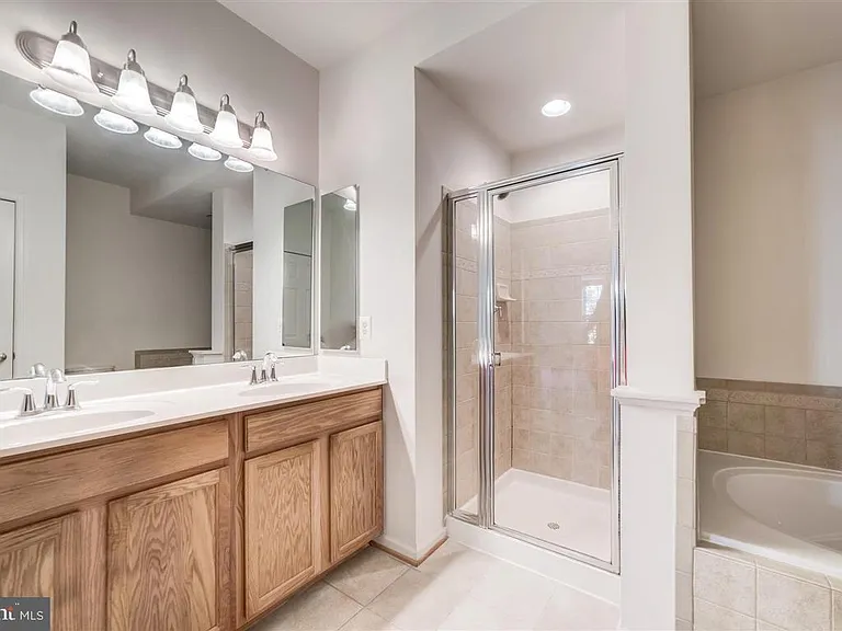 2513 Eastbourne Dr — Photo 13