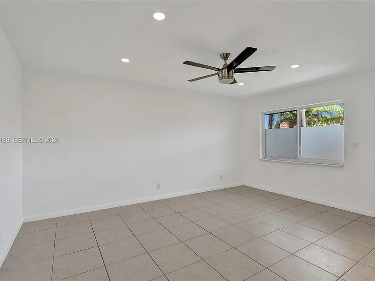 3050 NE 5th Ter #13 — Photo 8