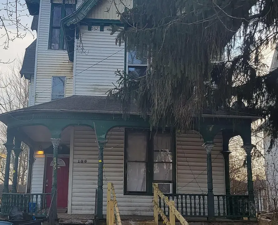135 W 1st St #2