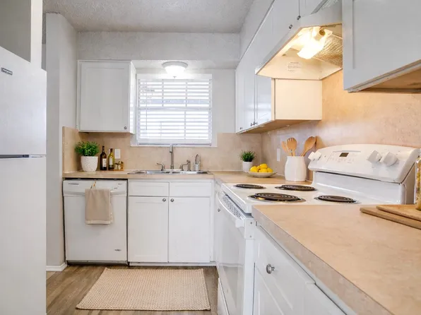 105 SE Gardens Blvd #108, Burleson, TX 76028