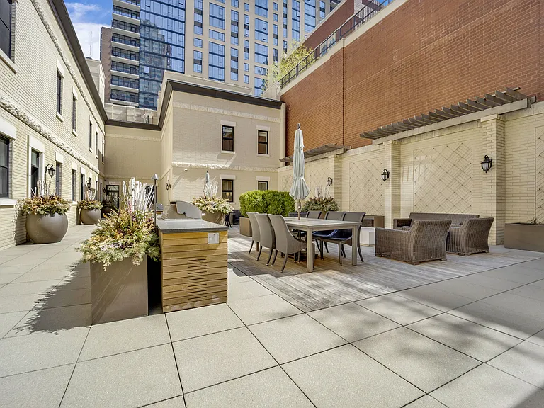 105 W Chestnut St — Photo 15