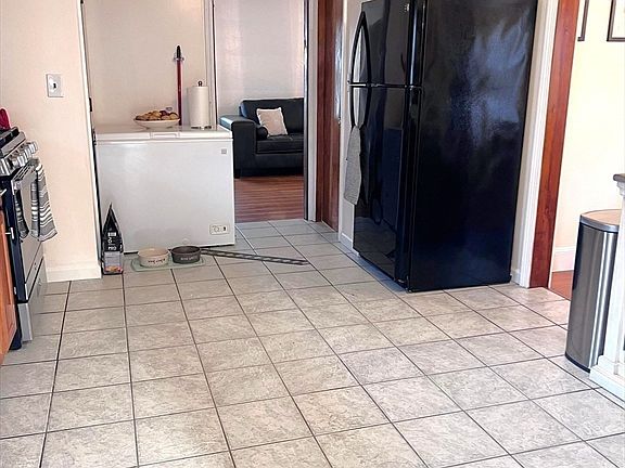 5th image of 1100 Essex St