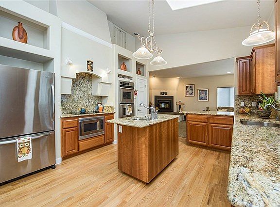 4th image of 21339 Valley Oak Dr