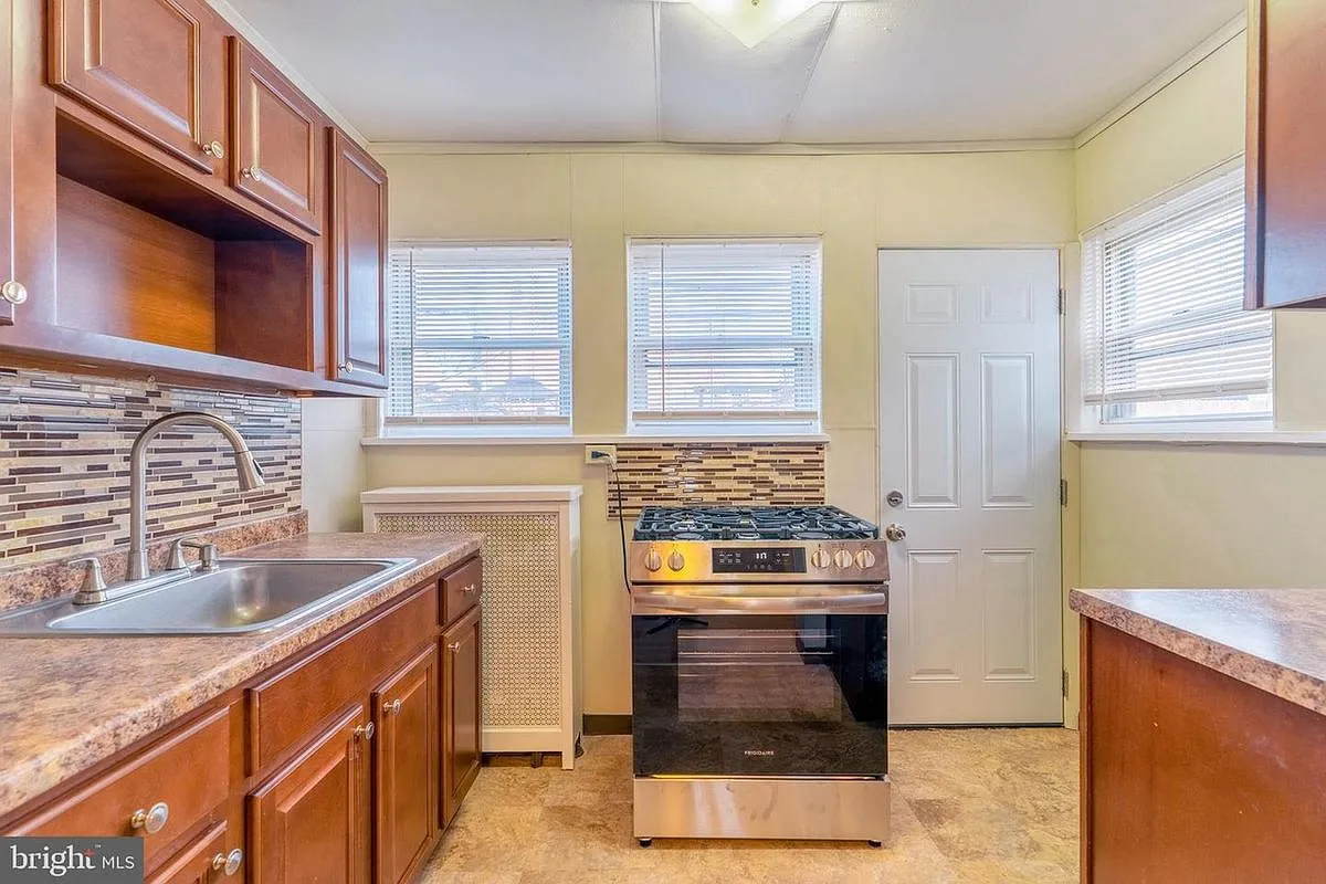 3 bed, 1.5 bath, 1100 sqft, $2,145 — Photo 4