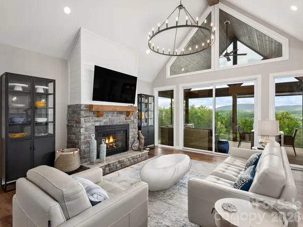 636 Crystal Heights Dr, Hendersonville, NC 28739