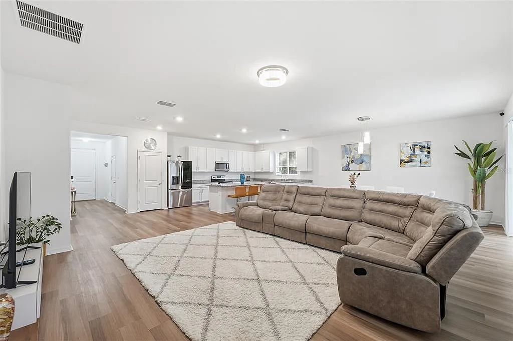 4 bed, 2.0 bath, 2334 sqft, $3,700 — Photo 4