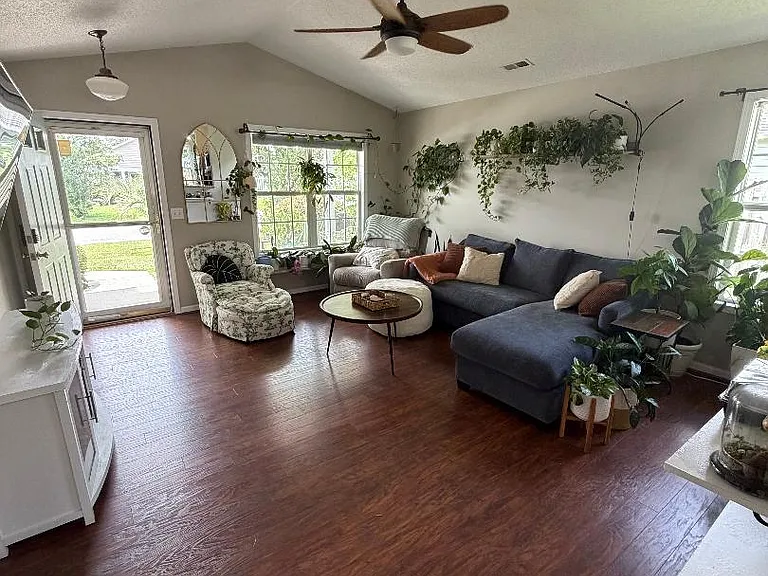 406 Montego Ct — Photo 5