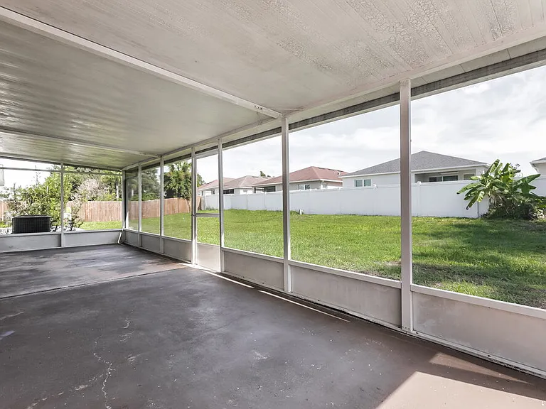 25213 Hyde Park Blvd — Photo 9