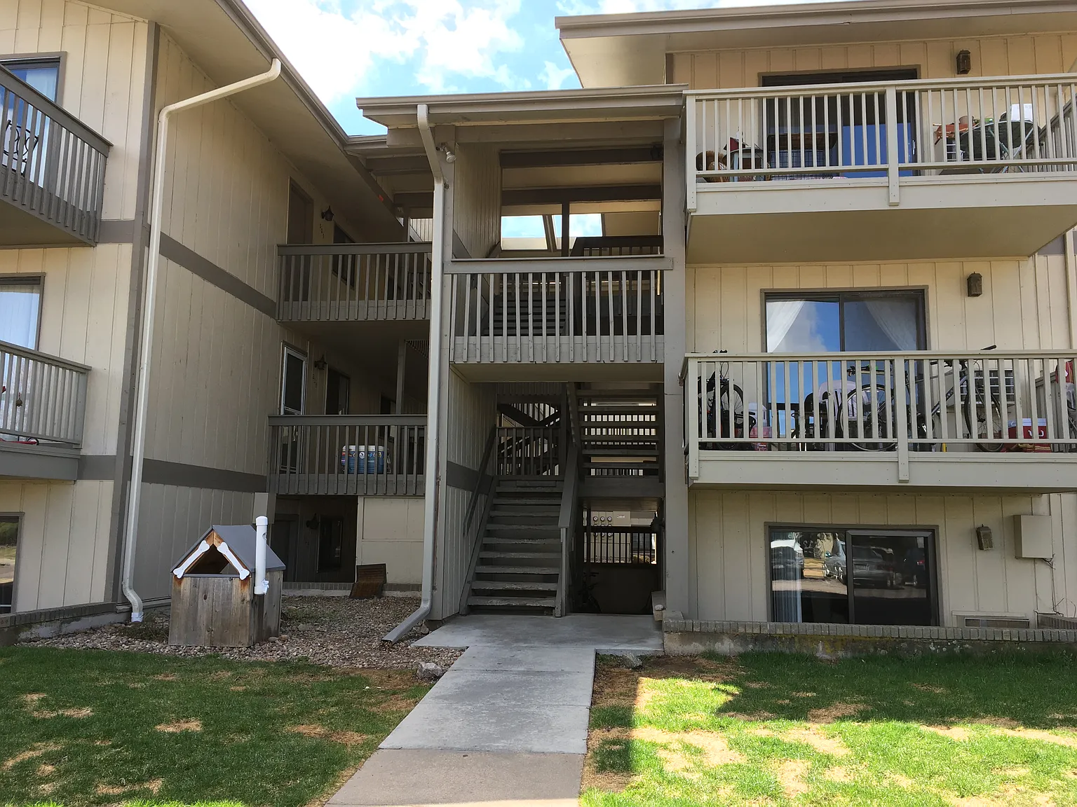 2 bed, 819 sqft, $2,100 — Photo 2