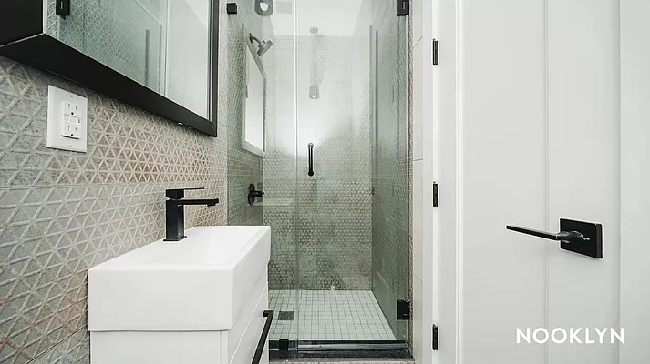 Rented by PREMIUM US INC | media 81