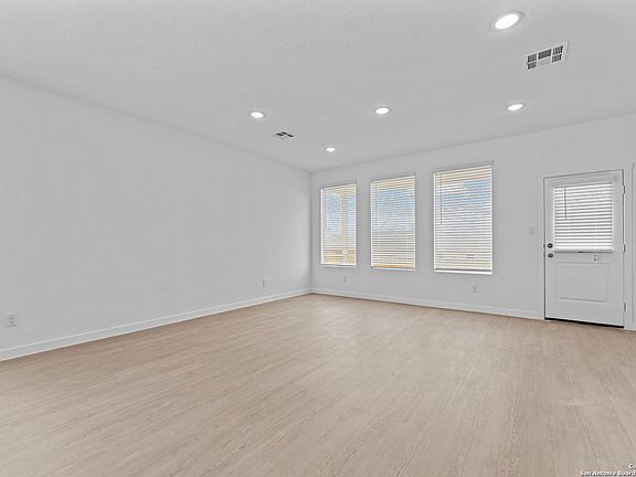 4th image of 716 Horsetail Ln