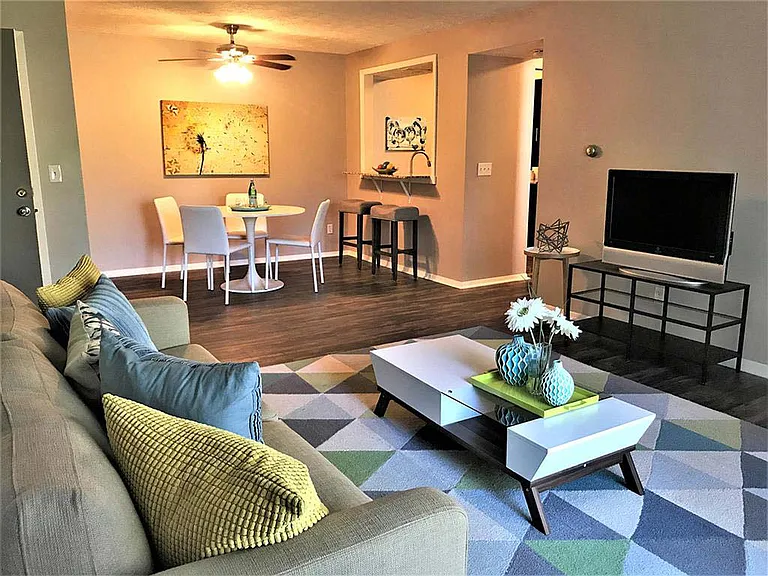 Camelot East Apartments — Photo 11