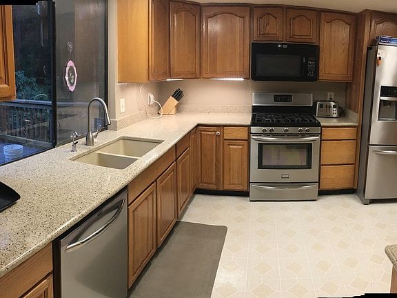 3rd image of 629 Cantershire Ct NE