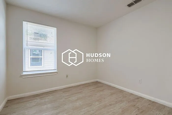 1318 Oak St — Photo 8