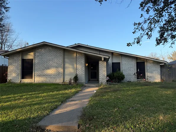 806 Pinehill Ln, Grand Prairie, TX 75052
