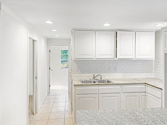 4th image of 202 Oakwood Dr