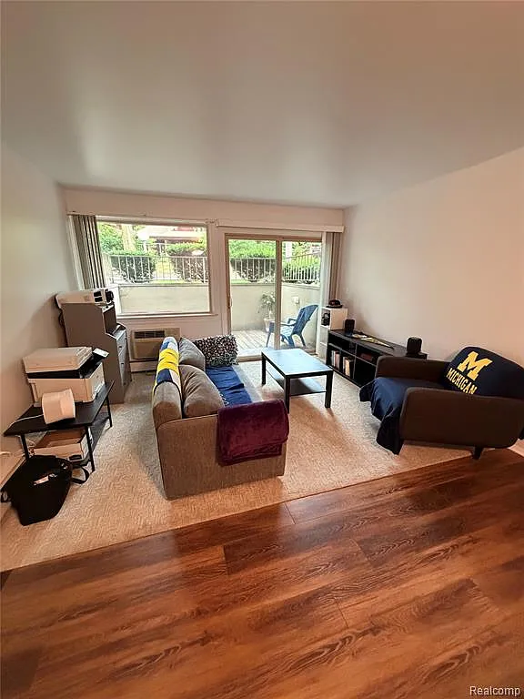 1 bed, 1.0 bath, 566 sqft, $1,400 — Photo 1
