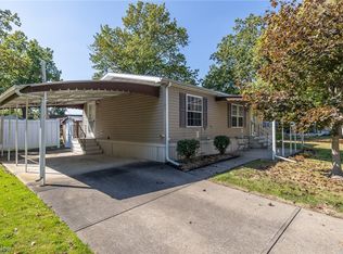 23 Van Ess Dr, Olmsted Falls, OH 44138
